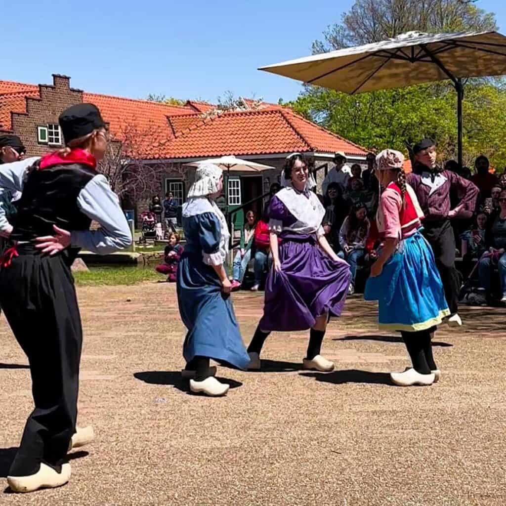 Dutch Dancers